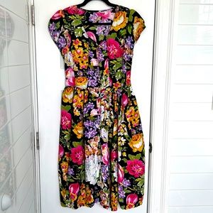 VTG Parisian floral dress with cap sleeves, buttons, and detail on seams.